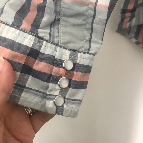 Womens SIMMS guide button snap shirt. Large - Picture 8 of 9